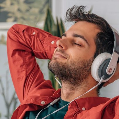 Venda de CDs despenca enquanto streaming de música e vinil ganham popularidade