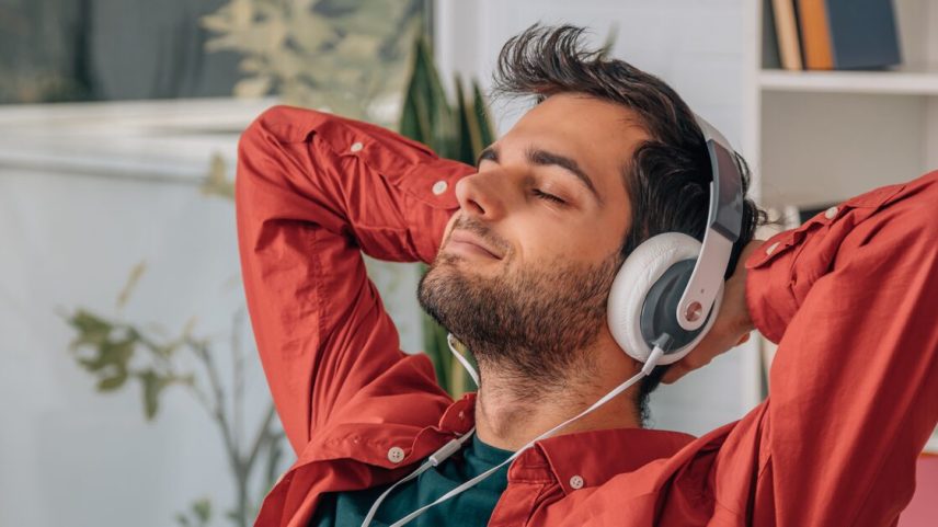 O mercado mundial de música cresceu 4,8% em 2024 e bateu novo recorde em volume de negócios (Foto: Carballo/Adobe Stock)