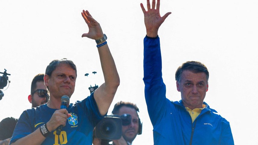 Tarcísio de Freitas e Jair Bolsonaro em ato bolsonarista na avenida Paulista, em SP (Foto: Miguel Schincariol - 29.jun.25/AFP)