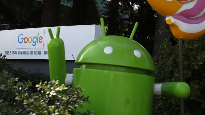 Um personagem Android é exibido em frente a um prédio no campus da sede do Google em 23 de julho de 2025, em Mountain View, Califórnia. (Foto: Justin Sullivan | Getty Images)