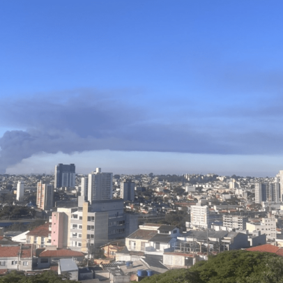 Incêndio destrói fábrica de embalagens em Guarulhos e mobiliza bombeiros