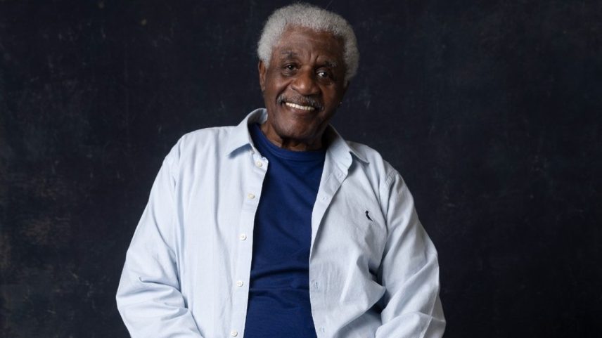 Tony Tornado é o radialista Lúcio em Êta Mundo Melhor! (Foto: Globo/ Léo Rosário)
