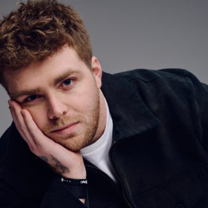 Alex Warren lança álbum de estreia 'Você Vai Ficar Bem, Garoto' com faixa 'Ordinary'