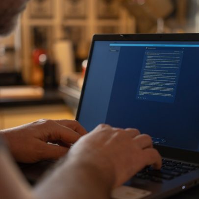 Cientistas inserem mensagens em artigos para manipular revisão por pares da IA