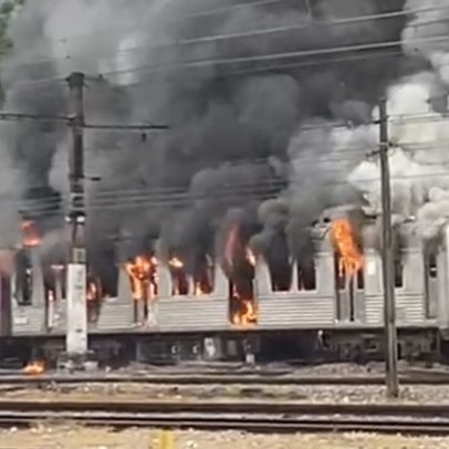 Trem antigo pega fogo em cemitério de trens na estação Japeri, na Baixada Fluminense