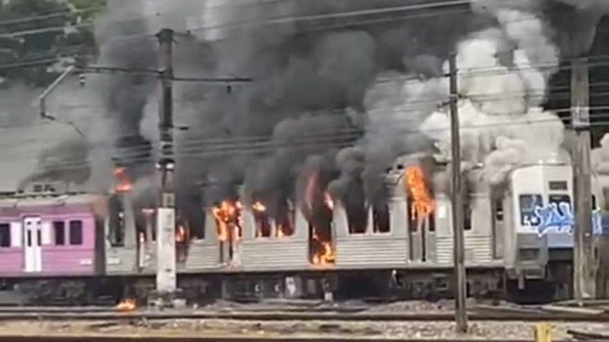 Trem pega fogo em Japeri, na Baixada Fluminense (Foto: Reprodução redes sociais)