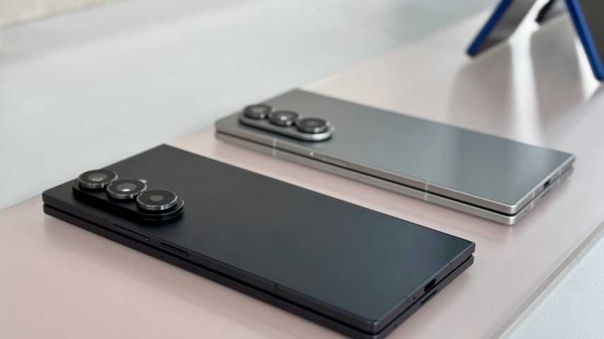Galaxy Z Fold 7 nas cores preto e prata (Foto: Ana Letícia Loubak/TechTudo)