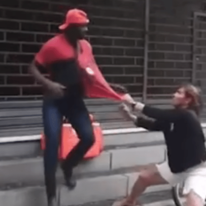 Ex-atleta é condenada por racismo após agredir entregador com coleira de cachorro