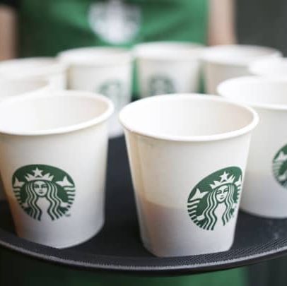 Jefferies recomenda vender ações da Starbucks devido a alta avaliação e estratégias duvidosas