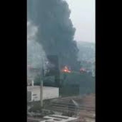 Incêndio atinge galpões comerciais e causa destruição em Barueri, SP