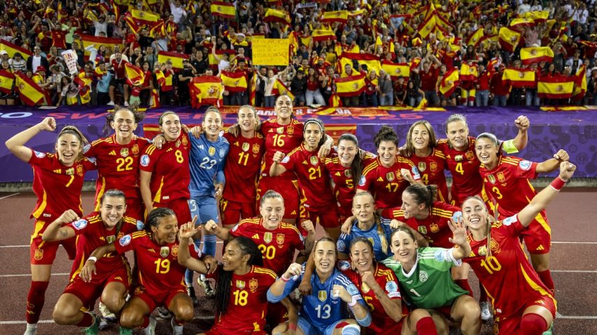 As jogadoras da seleção espanhola celebram na quarta-feira a classificação para a final após vencer a Alemanha em Zurique. (Foto: MICHAEL BUHOLZER (EFE))
