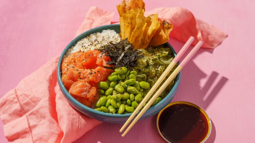 Um dos primeiros pokes do restaurante Hi Pokee, preparado pelo chef Ravi Leite (Foto: ALEX SILVA)