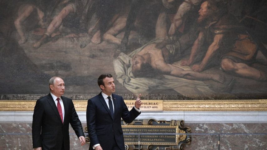 O presidente da França, Emmanuel Macron, e seu homólogo da Rússia, Vladímir Putin, em uma reunião de trabalho em Versalhes, em maio de 2017. (Foto: ETIENNE LAURENT/EFE)