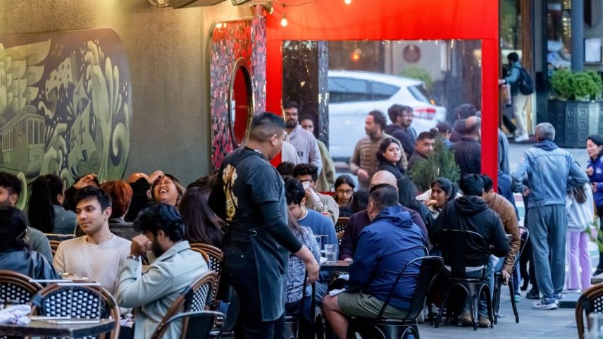 Clientes em restaurante em São Francisco, na Califórnia: desafio de contratação para atender a demanda (Foto: David Paul Morris/Bloomberg)