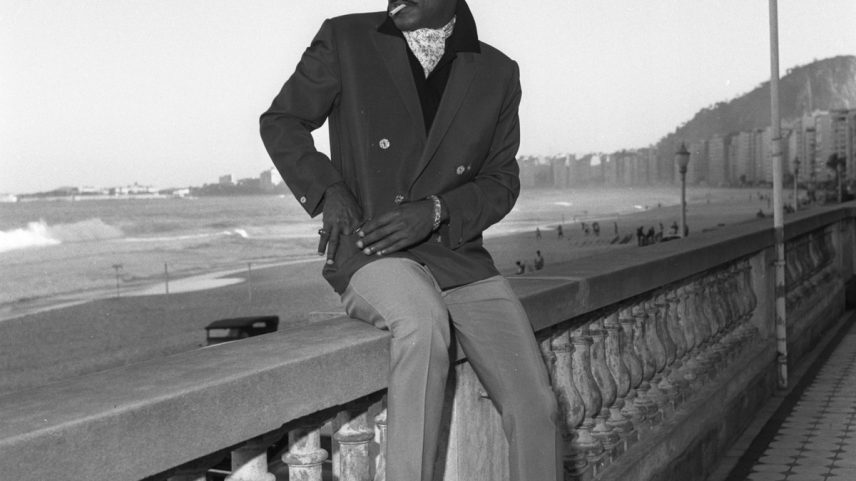 Sammy Davis Junior (cantor): o artista aprecia a vista na varanda do Hotel Copacabana Palace, um dia após sua apresentação no Golden Room — Foto: Arquivo/13-6-1960