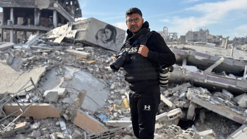 Jornalista da AFP Bashar Taleb posa para foto na Faixa de Gaza em dezembro de 2024 (Foto: AFP)