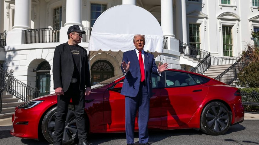 Donald Trump e Elon Musk, ante um carro da Tesla, em março, na Casa Branca. (Foto: Kevin Lamarque/REUTERS)