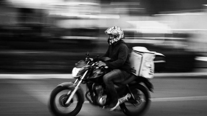 Motociclista trafega pela avenida Faria Lima, em São Paulo (SP) (Foto: Zanone Fraissat/Folhapress)