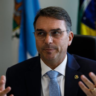 Flávio Bolsonaro retorna a Brasília após férias na Europa e enfrenta pressão política