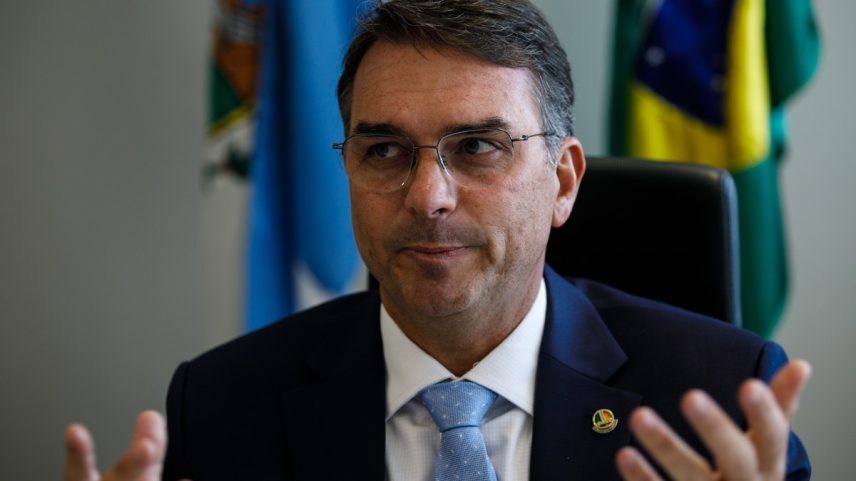 Flávio Bolsonaro em seu gabinete no Senado, em Brasília (Foto: Brenno Carvalho / Agência O Globo)