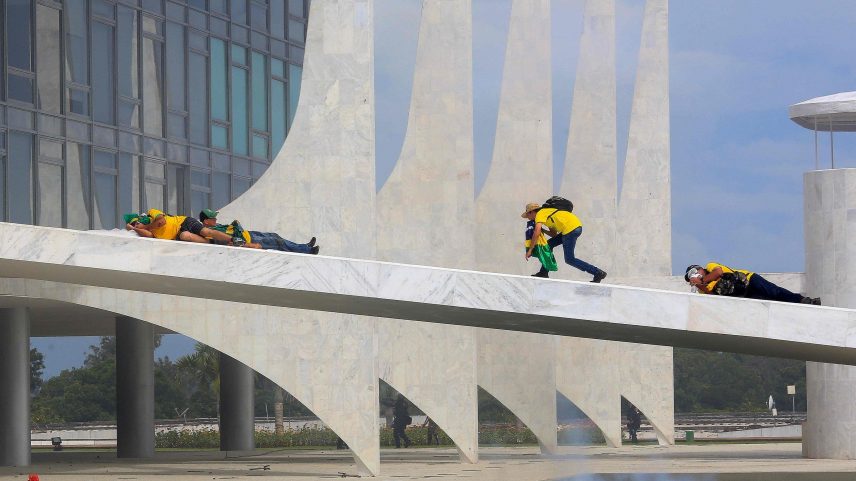 Bolsonaristas depredaram a praça dos Três Poderes durante os atos golpistas de 8 de janeiro (8/1) em Brasília (Foto: Sergio Lima/AFP)