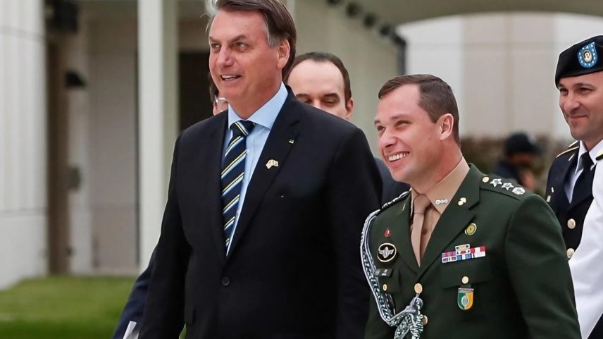 Ex-presidente Jair Bolsonaro e seu ex-ajudante de ordens, Mauro Cid — Foto: Reprodução/Alan Santos / PR/Divulgação