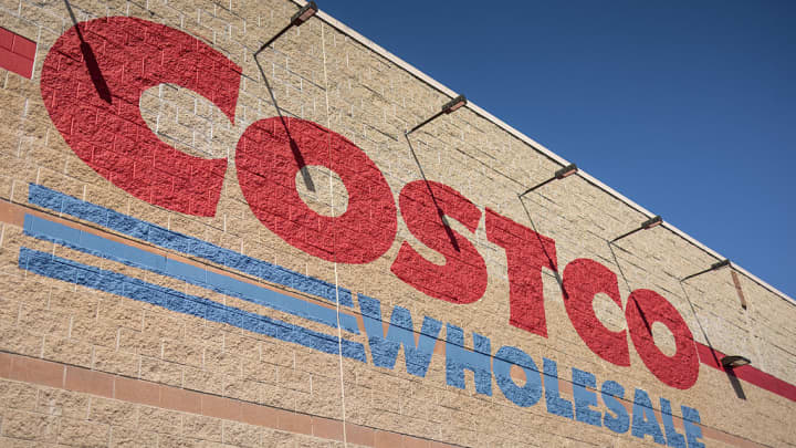 A placa na lateral de um Costco é vista em Hawthorne, Califórnia, em 4 de abril de 2025. (Foto: Jay L Clendenin | Getty Images)
