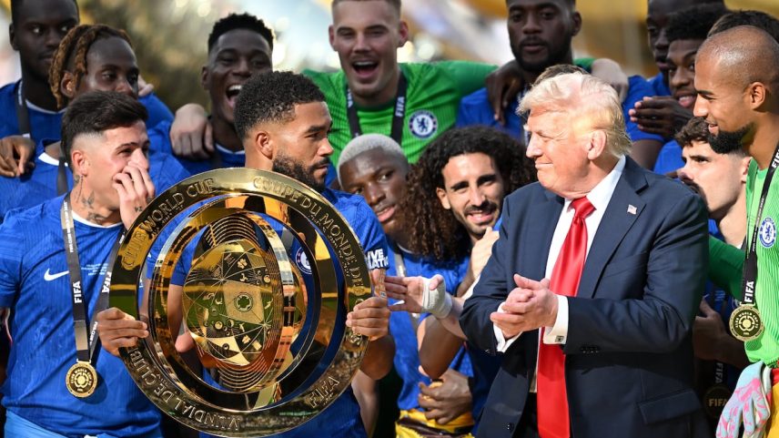 Reece James segura o troféu do Mundial de Clubes sob o olhar de Donald Trump. (Foto: DPA via Europa Press)