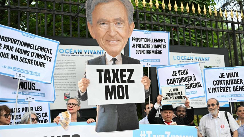 Manifestação em frente ao Senado francês pela taxação de ultrarricos (Foto: Emma da Silva - 12.jun.25/AFP)