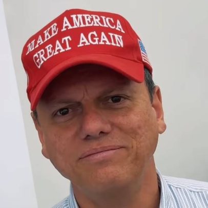 PT utiliza tarifaço de Trump para desgastar imagem de Eduardo Bolsonaro e Tarcísio