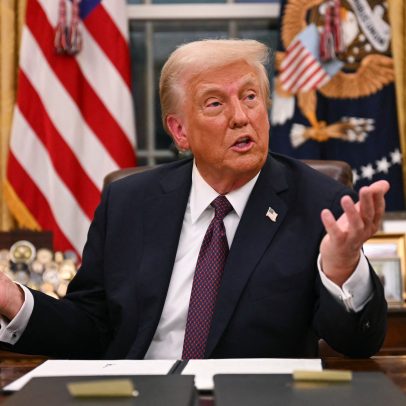 Trump assina ordem contra 'IA woke' e busca neutralidade em contratos federais
