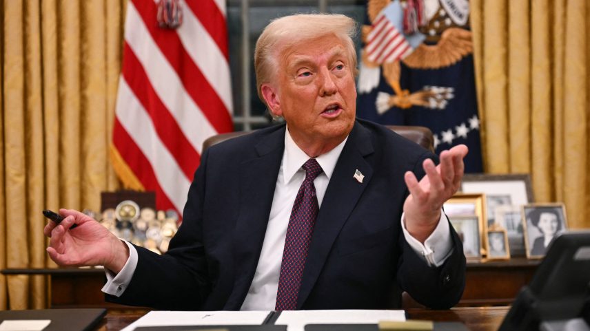 Desde o início do segundo mandato, o governo Trump tem promovido uma cruzada contra o movimento "woke", agora direcionada a empresas de IA (Foto: AFP)