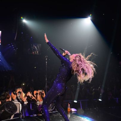 Beyoncé enfrenta momentos de tensão ao ser surpreendida por ventilador potente