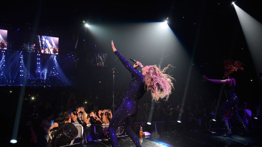 Beyoncé no palco de sua turnê The Mrs. Carter Show World Tour (Foto: Kevin Mazur)