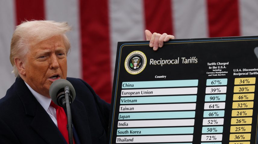 Trump anuncia aumento de tarifas aos parceiros comerciais dos EUA (Foto: Carlos Barria - 2.abr.25/Reuters)