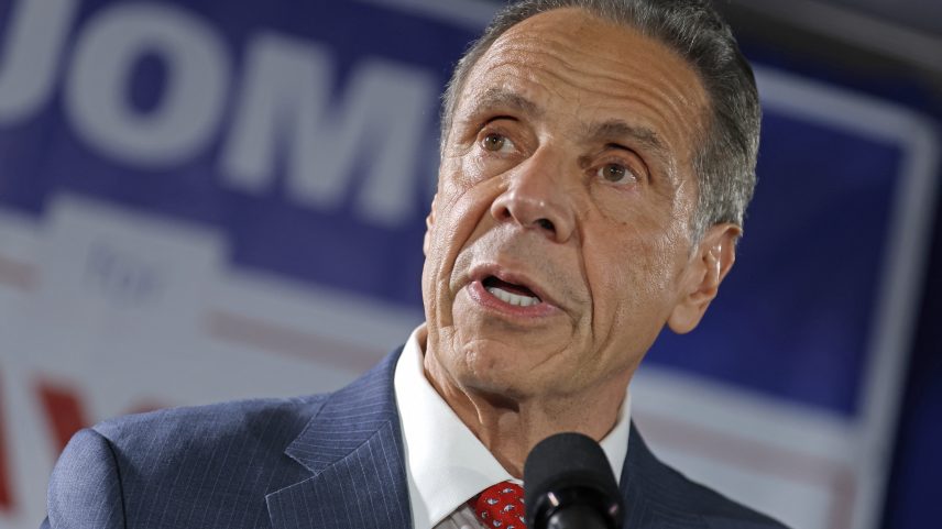 Andrew Cuomo, ex-governador de Nova York, anunciou que irá concorrer como candidato de um terceiro partido após perder a primária democrata para Zohran Mamdani. (Foto: JOHN LAMPARSKI/AFP via Getty Images)