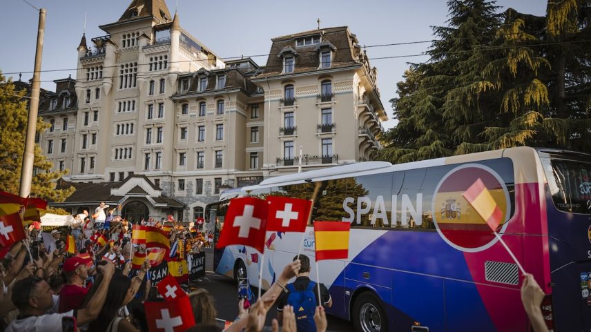 As jogadoras da Espanha chegam com o ônibus da seleção ao hotel de Lausanne entre aficionados. (Foto: GABRIEL MONNET/EFE)