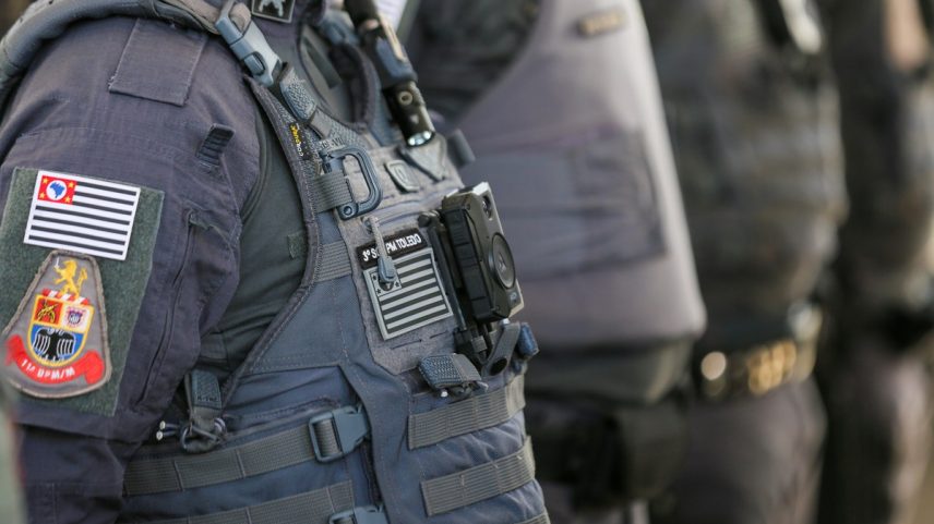 Policial militar de colete com câmera acoplada (Foto: Marcelo S. Camargo/Governo do Estado de SP)