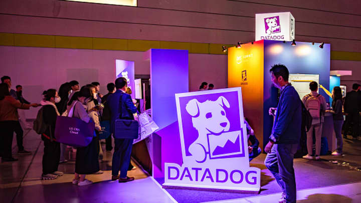 O estande da Datadog está sendo exibido no primeiro dia da AWS Summit Seoul 2024 no Centro de Convenções e Exposições COEX em Seul, Coreia do Sul, em 16 de maio de 2024. (Foto: Chris Jung | Nurphoto | Getty Images)