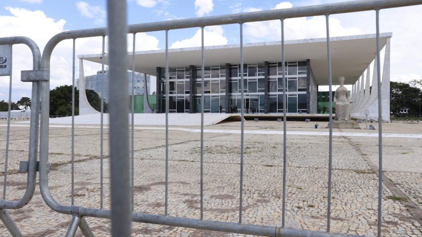 Fachada do prédio principal do STF protegida por grades (Foto: Wilton Junior/Estadão)