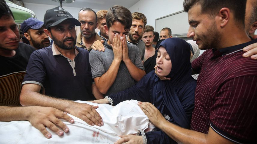 Palestinos lamentam a morte do médico Marwan al-Sultan, diretor do Hospital Indonésio no norte da Faixa de Gaza (Foto: Mahmoud Issa/Reuters)