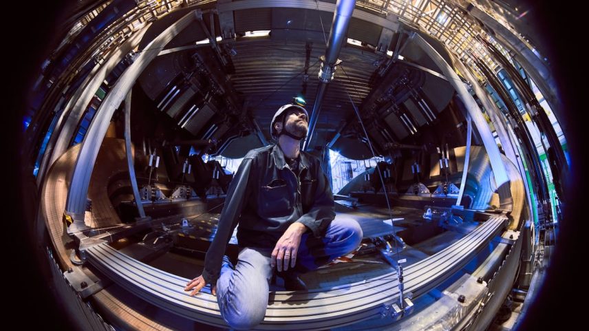 Um operário revisa as instalações do experimento LHCb em 2018. (Foto: CERN)