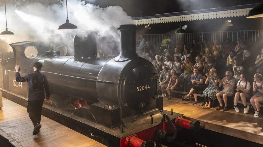 Cena da montagem de 'Os meninos e a ferrovia' numa estação de trem no Reino Unido (Foto: James Glossop/ The New York Times)