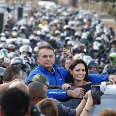 Bolsonaro lidera motociata em Brasília, mas não faz discurso durante ato de apoio