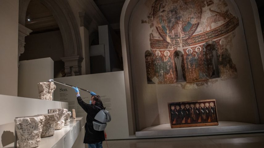 Uma restauradora aspira obras-primas da arte românica no Museu Nacional de Arte da Catalunha (MNAC). (Foto: David Ramos/Getty Images)