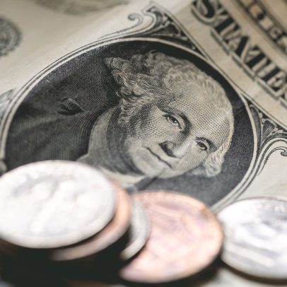 Dólar sobe 3% em outubro e fecha a R$ 5,60 em dia de PTAX e exterior agitado
