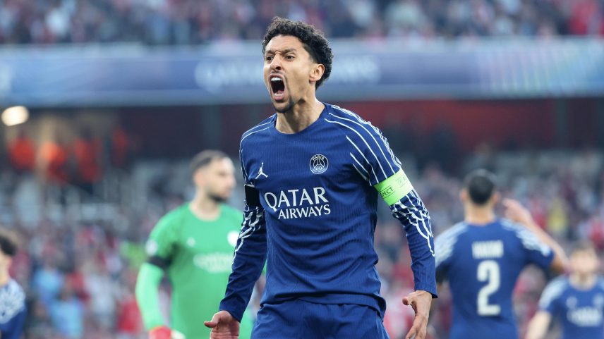 Capitão Marquinhos #5 do Paris Saint-Germain celebra o primeiro gol de sua equipe durante a partida de ida da semifinal da UEFA Champions League 2024/25 entre Arsenal FC e Paris Saint-Germain no Emirates Stadium em 29 de abril de 2025, em Londres, Inglaterra. (Foto: Xavier Laine/Getty Images)