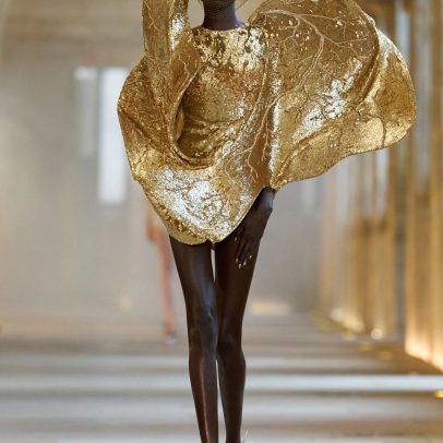 Coleção de outono de Rahul Mishra traz inspiração nas obras de Gustav Klimt