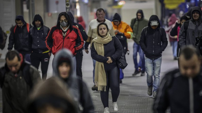 Movimentação no terminal de ônibus Vila Sônia, em São Paulo, durante madrugada fria (Foto: Bruno Santos - 25.jun.25/Folhapress)
