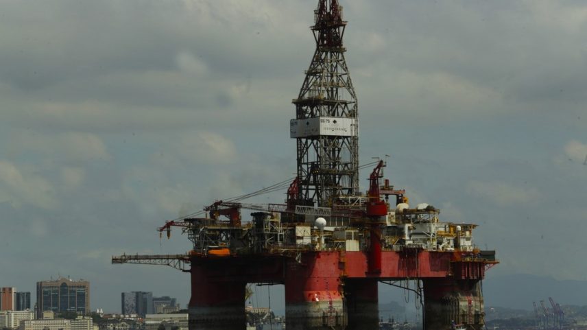 Plataforma de petróleo ancorada para manutenção no Gragoatá, em Niterói: modelos de aprendizado de máquina treinados com dados reais e de simulações podem ser validados, testados e têm potencial para transformar a forma como monitoramos e gerenciamos poços de exploração de petróleo (Foto: Antonio Scorza/Agência O Globo)